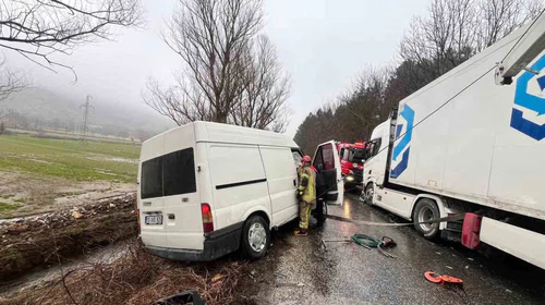 İzmir’de otomobil ile tır çarpıştı: 2 yaralı
