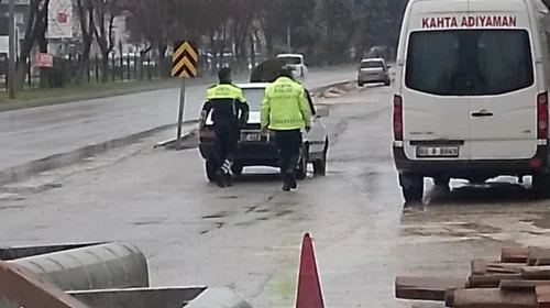 Yolda kalan araç sürücüsüne polislerden yardım