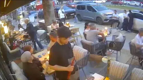 Bıçaklanarak öldürülen 15 yaşındaki Erdem, yaralı halde kafeye böyle sığınmış
