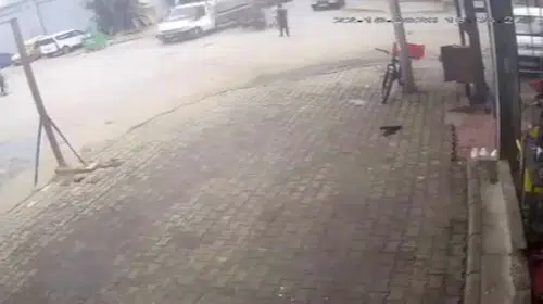 Bornova'da saniyelerle yarışan kaza: Motosikletli sürücü ölümden döndü