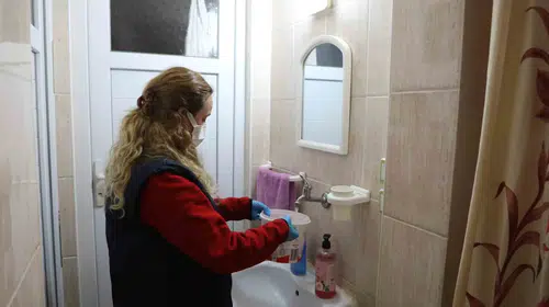 Şehzadeler’de kimse yalnız değil: Belediyeden kapı kapı hijyen desteği