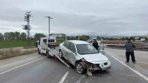 Emirdağ’da direksiyon hakimiyeti kaybedildi: Otomobil orta refüje çıktı