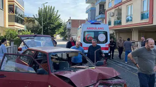 Aydın’da geceyi aydınlatan kaza: Otomobil direğe çarparak durabildi