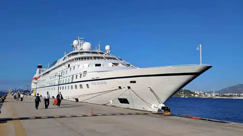 Ege'nin incisi lüks misafirlerini ağırladı: Dev kruvaziyer Bodrum limanına demirledi