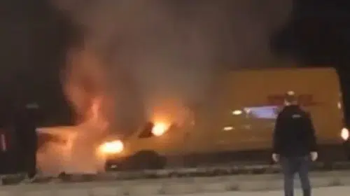 Denizli trafiğinde yürekleri ağza getiren yangın: Kargo aracı küle dönmekten son anda kurtuldu