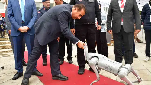 Alaşehir’de teknoloji ve afet bilinci bir arada: Robot köpek Logi sahnede