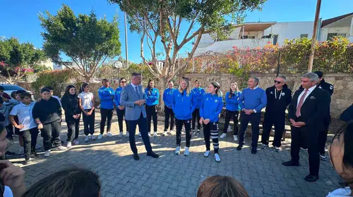 Bodrum'un şampiyonları gençlerle buluştu: Denizin Kızları'ndan anlamlı ziyaret