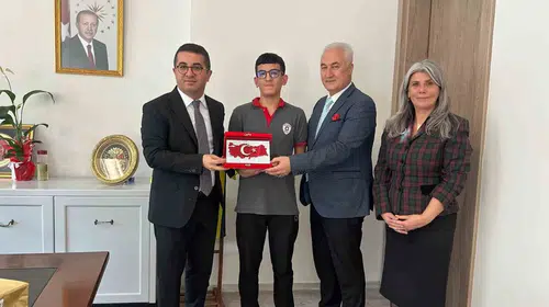 Yerdeki bayrağı görünce kayıtsız kalamadı: Kaymakam Daştan'dan genç öğrenciye özel tebrik
