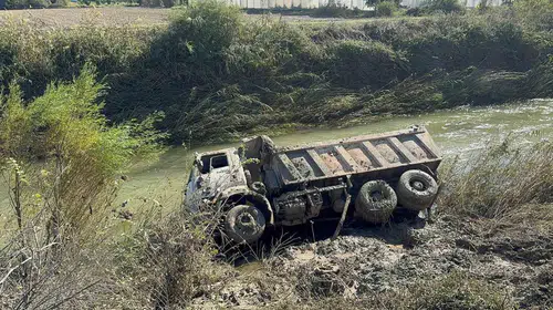 Dalaman'daki taşkın bölgesinde korkutan kaza: Islah çalışması yapan kamyon devrildi