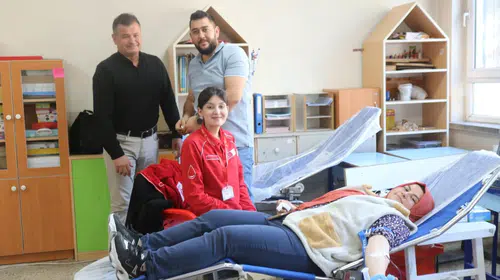 Küçük yüreklerden büyük fedakarlık: Okul bahçesinde rekor bağış