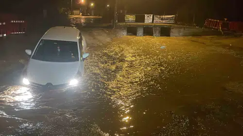 Kötekli’de yolun altı boşaldı: Sürücü çukura saplanmaktan kurtulamadı