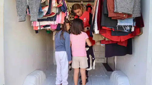 Efeler'de sosyal yardım kapıya geldi: İhtiyaç sahiplerinin yüzü gülüyor