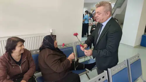 Manisa'da sağlıkta nezaket rüzgarı: Hastalar haklarını karanfillerle öğrendi