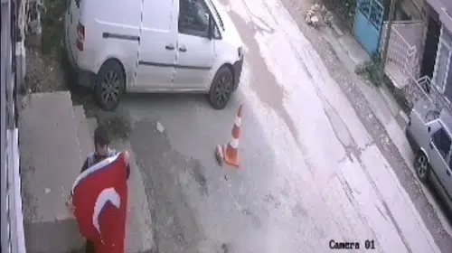 Bornova’da duygulandıran anlar: Yere düşen al bayrağı kimse görmeden böyle korudu