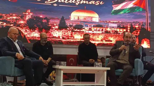 Salihli'de kültür şöleni: Spor salonu doldu taştı, vatandaşlar yere oturdu
