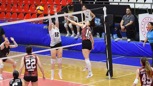 Manisa'da voleybol resitali: Yunusemre'nin Sultanları Altay engelini kayıpsız geçti