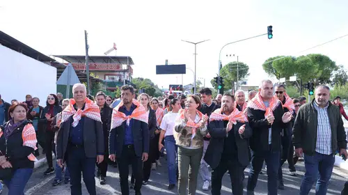 Didim’de bereketli hasat coşkusu: Kadınların traktörlü korteji şenliğe damga vurdu
