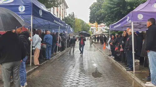 Merkezefendi’de adalet nöbeti: Sağanak yağmur Şeniz Doğan destekçilerini durduramadı