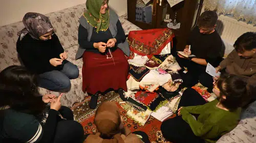 İğne oyaları dile geldi: Gençler Anadolu’nun kayıp hafızasını sandıktan çıkardı