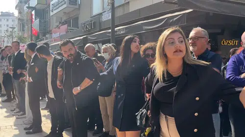 Gazetecilerin eyleminde şaşırtan görüntü: Partililer güvenlik görevine soyundu