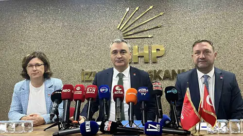 Müslim Sarı’dan İzmir’de "siyasi sorumluluk" vurgusu: Özgür Özel halka hesap vermeli