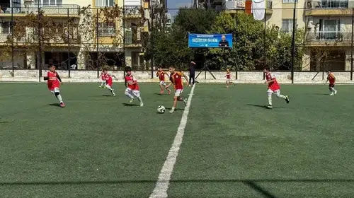 Efeler’de Cumhuriyetin minik yıldızları sahneye çıktı: 120 çocuk aynı hedef için ter döktü