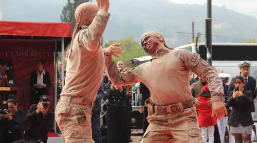 Manisa'da Cumhuriyet coşkusu: Jandarma komandoların performansı izleyenleri büyüledi