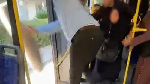 İzmir'de otobüste halı krizi: Şoförün sert müdahalesi yolcuları şoke etti