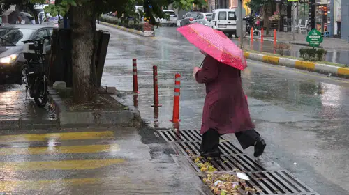 Efeler'de aniden bastıran yağmur hayatı olumsuz etkiledi