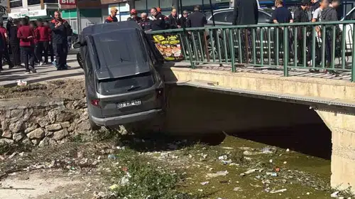 Afyonkarahisar'da korkutan kaza: Çarpışmanın şiddetiyle dereye yuvarlandı