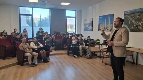 İletişim öğrencilerine "diploma yetmez" uyarısı: Sahaya bugünden inin