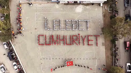 Buca’da 400 öğrenci tek yürek oldu: Gökyüzünden Cumhuriyet mesajı
