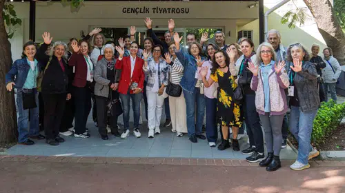 İkinci baharda kep heyecanı: İzmirliler için okul zili yeniden çaldı