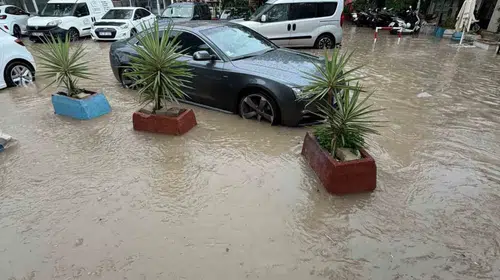 Çeşme'de gökyüzü boşaldı: Turistik ilçede yollar nehre döndü