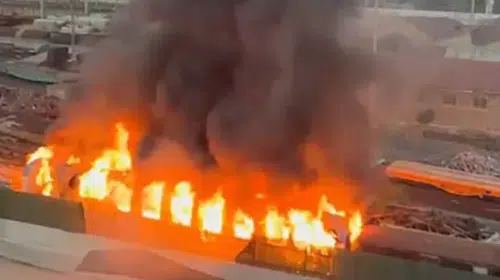 Alsancak’ta sabah saatlerinde patlama sesi: Atıl vagon alevlere teslim oldu