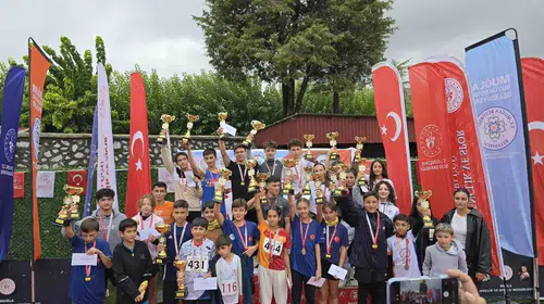 Cumhuriyet Bayramı’nda atletizm rüzgarı: Şampiyonlar madalyalarını aldı
