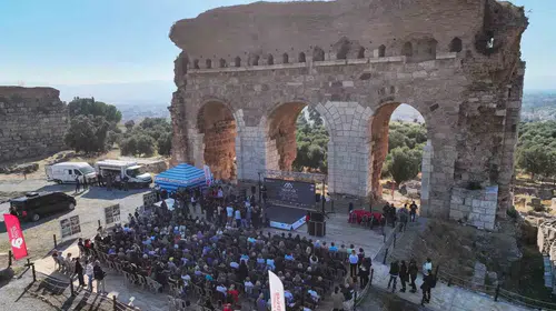 Tralleis'in kadim taşları sanatla dile geldi: Efeler'de mitoloji rüzgarı