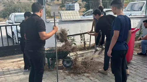 Geleceğin çevrecileri iş başında: Koçarlı'da anlamlı temizlik seferberliği