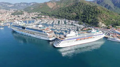 Marmaris limanında kruvaziyer hareketliliği: Binlerce turist ilçeye ayak bastı