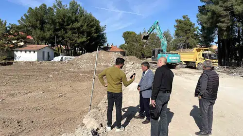 Çivril’in eğitim vizyonunda yeni dönem: Karayahşiler’de temel atıldı