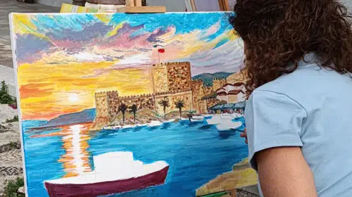 Çeşme’nin ruhu fırça darbeleriyle ölümsüzleşti: Sanatçılar tarihi dokuyu tuvallere taşıdı
