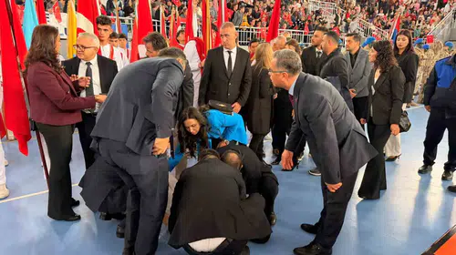 Cumhuriyet töreninde korku dolu anlar: Fenalaşan öğrenciye vekillerden anında müdahale