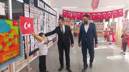 Bolvadin’de tarih dersi sokaklara taştı: Gençlerden 101. yıl sergisi