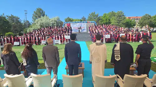 Beyaz önlüklerini giyen 541 genç mezun sahaya iniyor: Rektör Tekin’den "vicdan" vurgusu