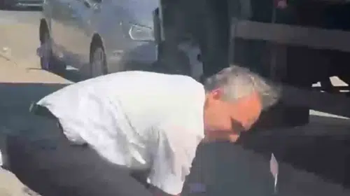 İzmir'de rüzgarın azizliği: Yolun ortasına saçılan nakit para trafiği birbirine kattı