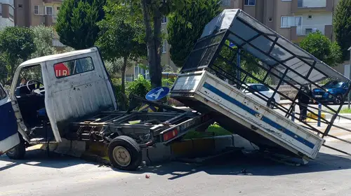 Aydın’da trafik kazası: Kontrolden çıkan araç refüje çıktı