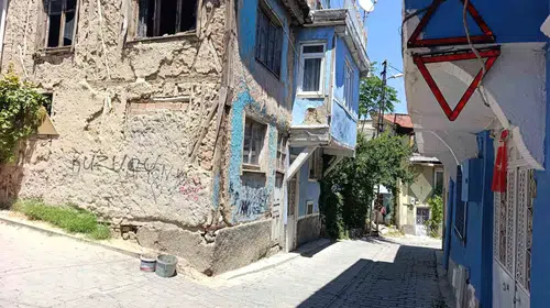 Afyonkarahisar’da dar sokak çilesi: Evini korumak için çareyi ışıklı önlemde buldu