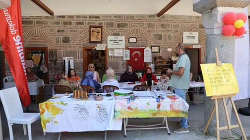 Mürekkebin dansı tarihi hanın duvarlarında yankılandı