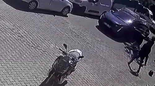 Trafikte vicdanları sızlatan saldırı: Çukurdan kaçan kuryeyi çocuğunun yanında dövdü