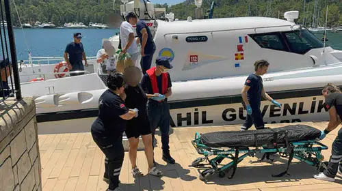 Fethiye açıklarında deniz üzerinde acil müdahale: Sahil Güvenlik iki kişiyi hayata bağladı